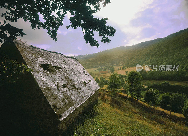 法国中部Auvergne Cantal Puy-de-Dome Massif火山区域自然公园。